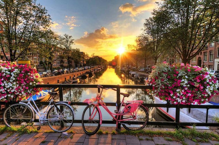 /Assets/Desktop/CruiseGallery/Thumb/enchantingrhine_NETHERLANDS_Amsterdam_Canals-at-sunrise_ss_189863267_gallery.jpg