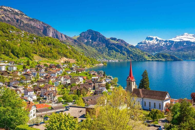 /Assets/Desktop/CruiseGallery/Thumb/enchantingrhine_switzerland_lucerne_lakelucerne_ss_456335770_gallery.jpg