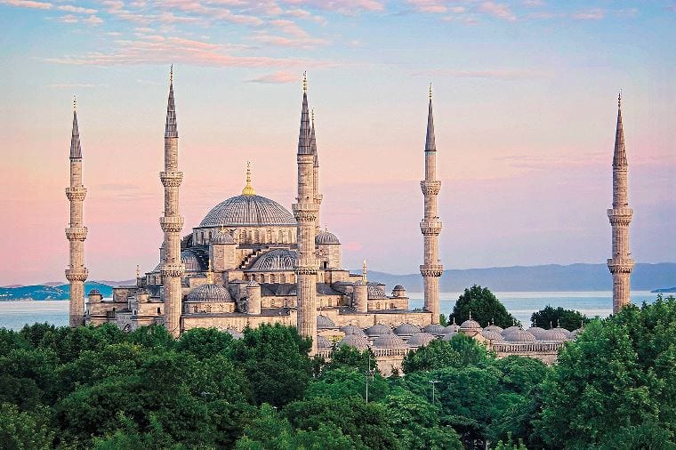 /Assets/Desktop/CruiseGallery/Thumb/gemsofsoutheasteurope_bluemosque_ss_56856862_UG_48705_gallery.jpg