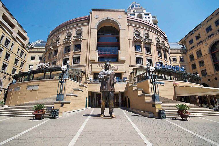 /Assets/Desktop/CruiseGallery/Thumb/goldentrails_SAT_NelsonMandelaSq_Johannesburg_SoAfrica_v3_gallery.jpg