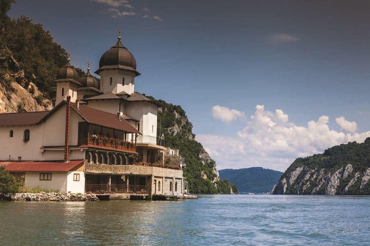 /Assets/Desktop/CruiseGallery/Thumb/granddanube_irongates_ss_254256997_gallery.jpg