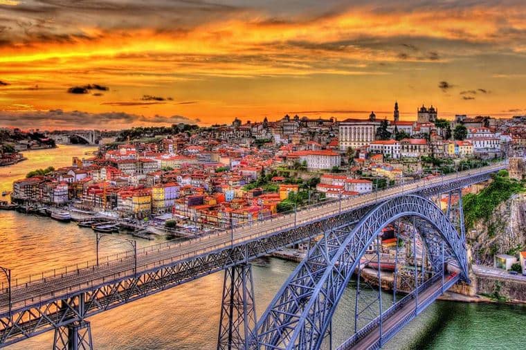 /Assets/Desktop/CruiseGallery/Thumb/portwineflamenco_portugal_porto_ss_350396054_gallery.jpg