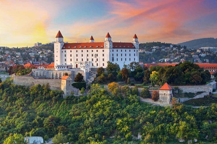 /Assets/Desktop/CruiseGallery/Thumb/theromanticdanube_Bratislava_ss157235420_Bratislavacastle_gallery.jpg