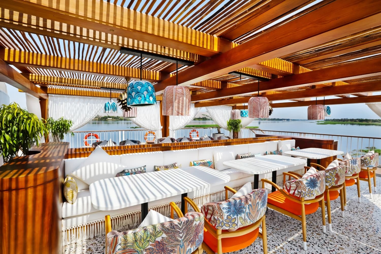 /Assets/Desktop/Ships/AmaDahlia_Chefs_Al_Fresco_Restaurant.jpg