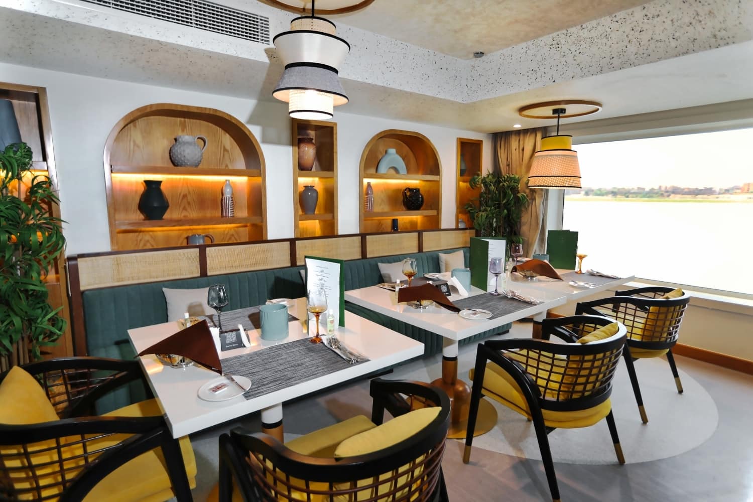 /Assets/Desktop/Ships/AmaDahlia_Main_Restaurant.jpg