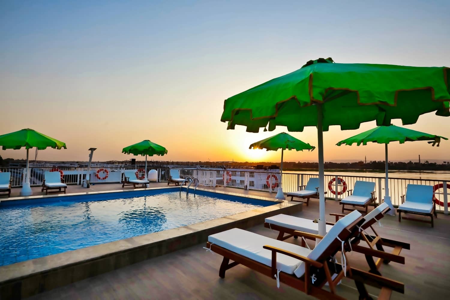 /Assets/Desktop/Ships/AmaDahlia_Sun_Deck_Pool.jpg