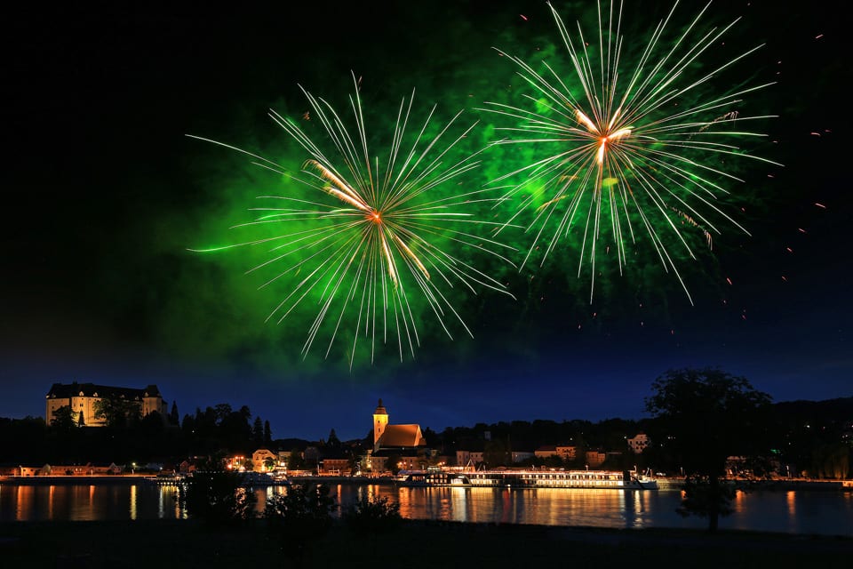 /Assets/Desktop/Ships/amamagna_fireworks_christening_ceremony_gallery.jpg